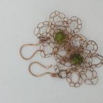 Kolczyki"kwiaty"z peridotem z miedzi - Oryginalne kolczyki z miedzi