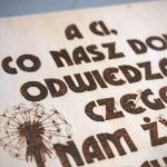 drewniana tabliczka z dmuchawcami - obrazek do przedpokoju personalizowany