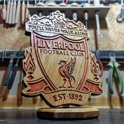 Statuetka inspirowana logo klubu piłkarskiego Liverpool 