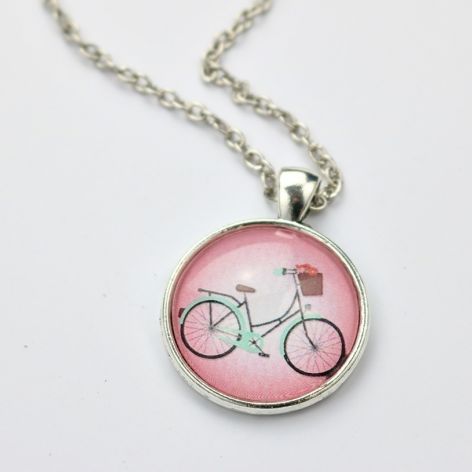 Wisiorek z rowerem w różu