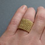 Pierścionek koralikowy złoty 1 - pierścionek na prezent