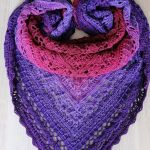 Chusta Arcadia na szydełku merino handmade  - Chusta ułożona jak pod szyją