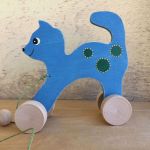 Drewniany kotek na kółkach, niebieski - kotek niebieski w zielone kropy