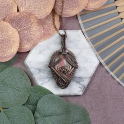 Miedziany wisiorek wire wrapping z rodonitem #541