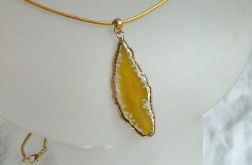 Jasnożółty nieregularny agat w złotej oprawie, wisiorek