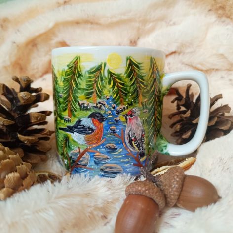 Jemiołuszka i gil w pejzażu ręcznie malowany kubek 270 ml.
