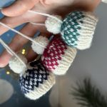 OZDOBY CHOINKOWE, DEKORACJE ŚWIĄTECZNE, 3 SZT - OZDOBY CHOINKOWE, DEKORACJE ŚWIĄTECZNE, MINI-CZAPECZKI Z WŁÓCZKI, ZESTAW 3 SZT.