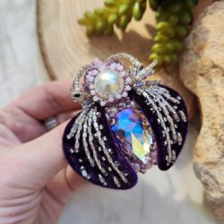  broszka Żuk z haftem koralikowym