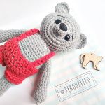 Szary pan miś w czerwonych spodniach 23 cm - 