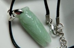 Cykada z jasno zielonego jadeitu, wisiorek na łańcuszku lub sznureczku