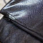 Czarna kopertówka składana z eko skóry – błyszcząca faktura wężowej łuski | RASPBERI - 