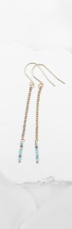 Delikatne kolczyki na łańcuszkach z turkusami.