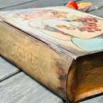 ufer w kształcie książki, dla miłośniczki malarstwa Alfonsa Muchy, prezent, życzenia - 