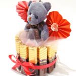 Walentynki Szary Miś z czekoladkami Merci i sercami - Słodki prezent