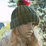 Oliwkowa czapka z kolorowym pomponem - zimowa czapka