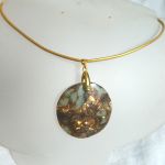 Amazonit z bornitem, duży okrągły wisior w złotej oprawie - 