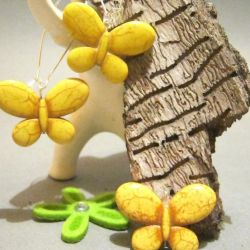 Żółte motylki z howlitu, efektowne kolczyki