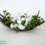 Małe kwitnące gniazdo w zieleni - 