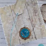 Kartka na roczek dla chłopca z misiem 2, personalizacja - Tył kartki i tył etykietki