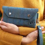 Niebieska saszetka z korka - jako torebka, która sprawdzi się doskonale podczas jesiennych spacerów