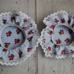 Różyczki na niebieskiej krateczce -  kapturki na słoiki - 