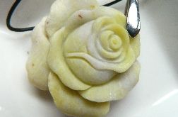 Matowy jadeit, płaskorzeźba róża, wisiorek