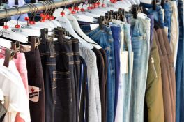 Perełki ze sklepów odzieżowych online - te ubrania musisz mieć w swojej szafie
