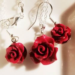 Czerwone róże, delikatny zestaw biżuterii z różyczkami
