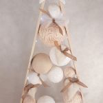Drewniana choinka w bieli i delikatnym różu z sercami LED - 