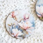 Para podkładek - Magnolie - Seria * Koziołkowe Love * to nasze produkty, które są z nami od zawsze. Najczęściej kupowane przez klientów. Najbardziej ukochane nie tylko przez dzieci. * * * Drewno o pięknym kształcie idealnie nadaje się na podkładki. Wykonane metodą decoupage. Pokryte