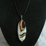 Agat turitella, wielobarwny, piękny kamień, wisiorek na rzemyku - 