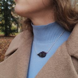 Jesienny wisiorek Swirl: wyjątkowa biżuteria w ciemnych odcieniach