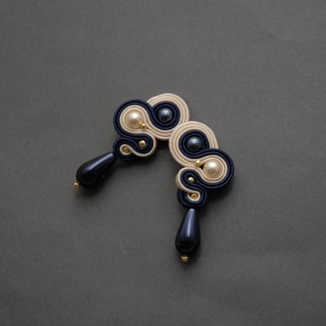 granatowo-kremowe kolczyki lub klipsy sutasz