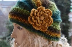 Czapka z duzym kwiatem w kolorach jesieni