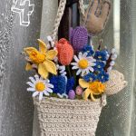 Wielkanocna ozdoba na drzwi, koszyk z kwiatami na szydełku - 