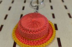 Ręcznie robiony brelok – mini kapelusz szydełkowy różowo- żółty