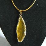 Jasnożółty nieregularny agat w złotej oprawie, wisiorek - 