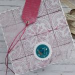 Kartka na Dzień Mamy z polnymi kwiatami i motylami - Tył kartki i tył etykietki