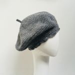 Klasyczny beret francuski z antenką i kokardą - szydełkowy beret