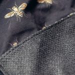 Czarny plecak z kieszeniami złote pszczoły - 