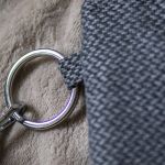 Kopertówka z szarej plecionki na kolorowym pasku - 