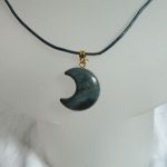 Lapis lazuli, wisiorek - księżyc na rzemyku - 