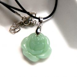 Jasnozielony jadeit, różyczka, róża na łańcuszku, wisiorek