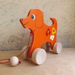 Drewniany piesek do ciągania, pomarańczowy - półprofil piesa