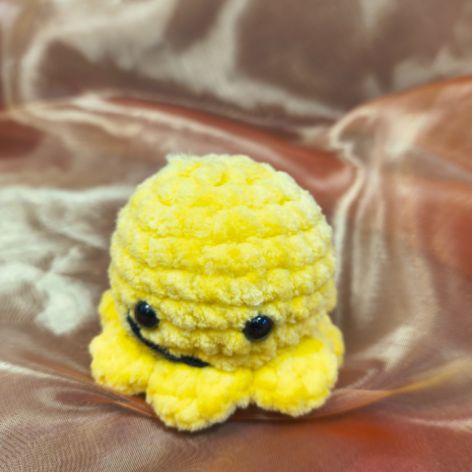 Ręcznie robiona meduza amigurumi – maskotka handmade żółta