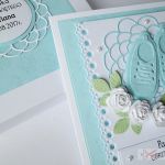 Kartka PAMIĄTKA CHRZTU z bucikami #10 - Niebiesko-biała kartka na chrzest w pudełku