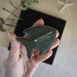 Broszka rybka, Broszka ręcznie haftowana, Artystyczna biżuteria dla kobiet - Broszka ma solidne japońskie zapięcie typu agrafka ze stali nierdzewnej z obrotowym zabezpieczeniem w kolorze srebrnym • Tył broszki wykonany jest z ciemnej zielonej skóry ekologicznej.