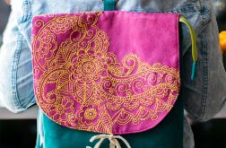 Turkusowo-różowy plecak z haftowaną klapą