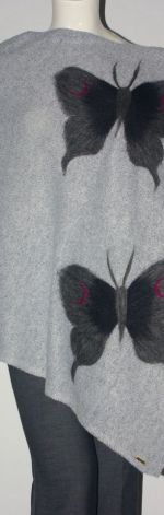 Ponczo wełną zdobione jasno-szare motylki
