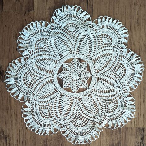 serwetka szydełkowa biała z srebrną nitką